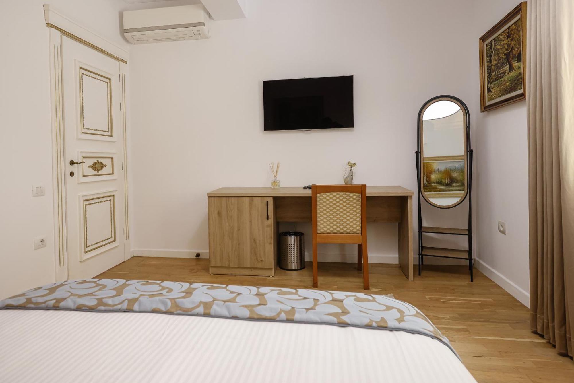 Vila Ferdinand Modern Rooms In Tirana'S Center Стая снимка